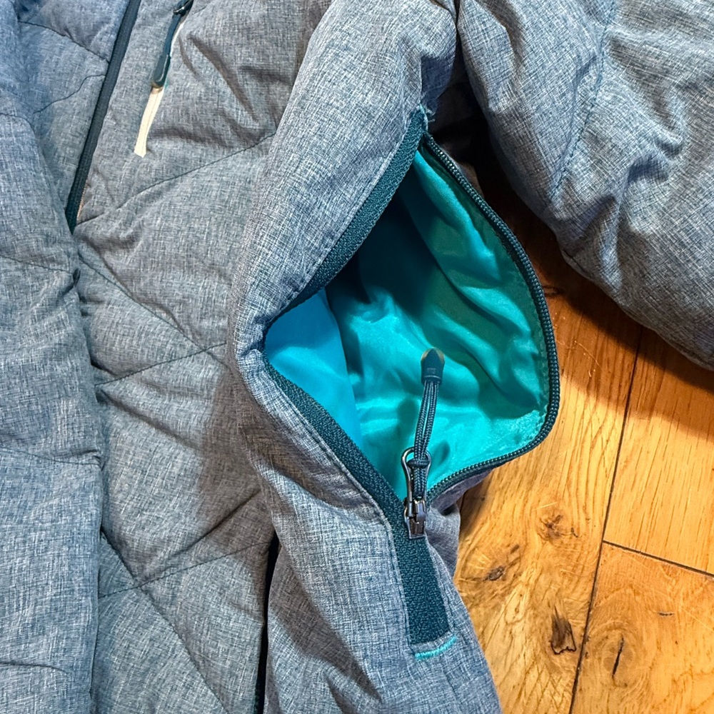 The North Face Women's gray and Blue Puffer Jacket #641 - Picture 8 of 14